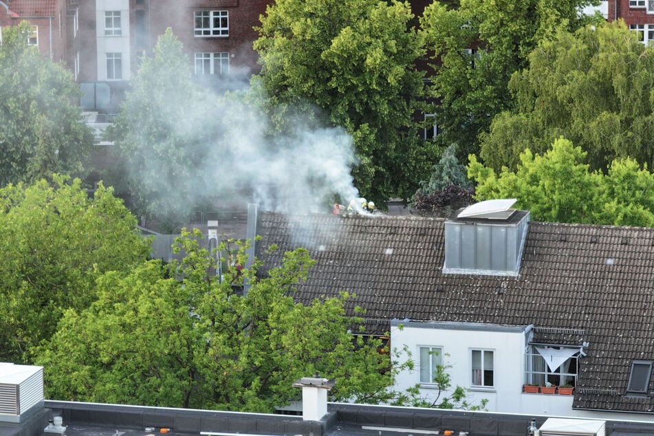 Hamburg: Küchenbrand löst Großalarm aus: Zwei Verletzte