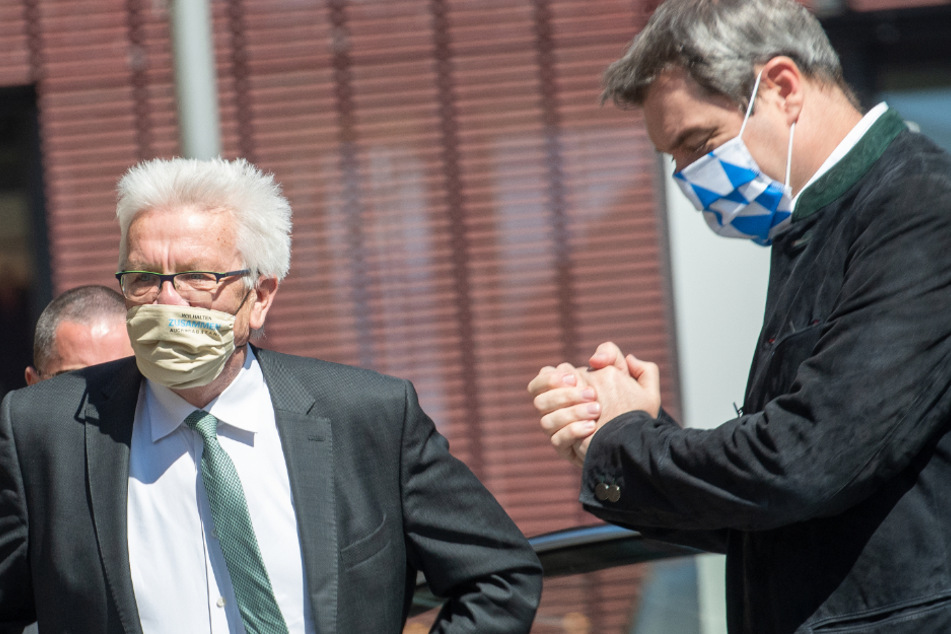 Winfried Kretschmann (Bündnis 90/Die Grünen, l), Ministerpräsident von Baden-Württemberg, und Markus Söder (CSU), Ministerpräsident von Bayern, begrüßen sich vor dem Rathaus in Ulm.