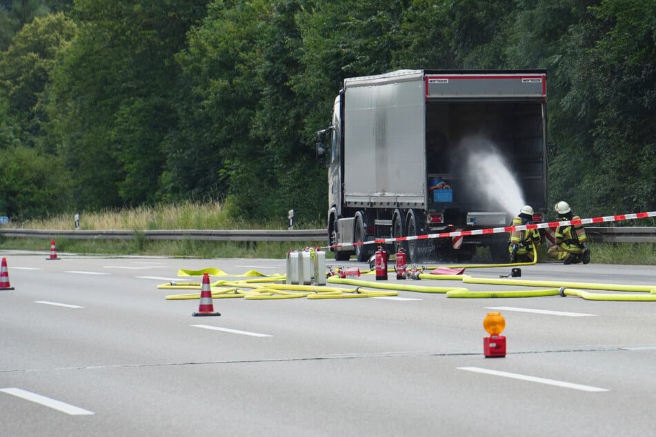 Unfall A8: Brennbare Flüssigkeit läuft in Gefahrgut-Transporter aus: A8 in Richtung München gesperrt