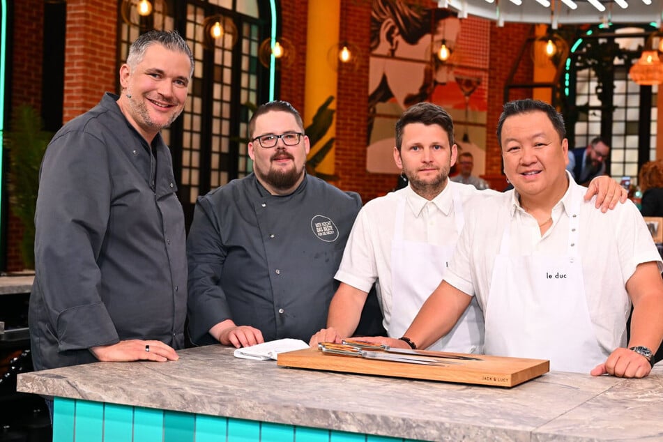 Team Türkis: Gastronom Muk Röhrl (41, l.) mit seinem Küchenchef Stefan Schmied (40) und The Duc Ngo (50, r.) neben seinem Küchenchef Daniel Feldsmann.