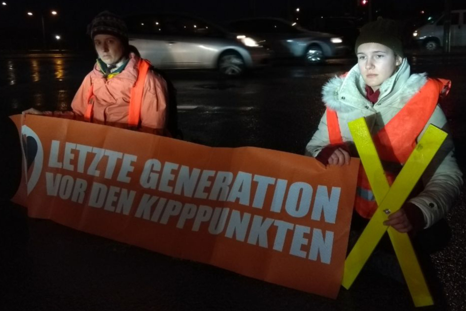Am heutigen Montagmorgen blockierten Aktivisten der Letzten Generation die Ausfahrt Beusselstraße auf der A100 Richtung Wedding in Berlin.