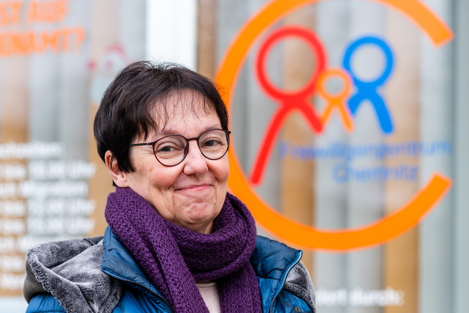 Das Freiwilligenzentrum bietet eine Corona-Alltagshilfe an. Leiterin Veronika Förster (63) freut sich über die vielen Helfer.