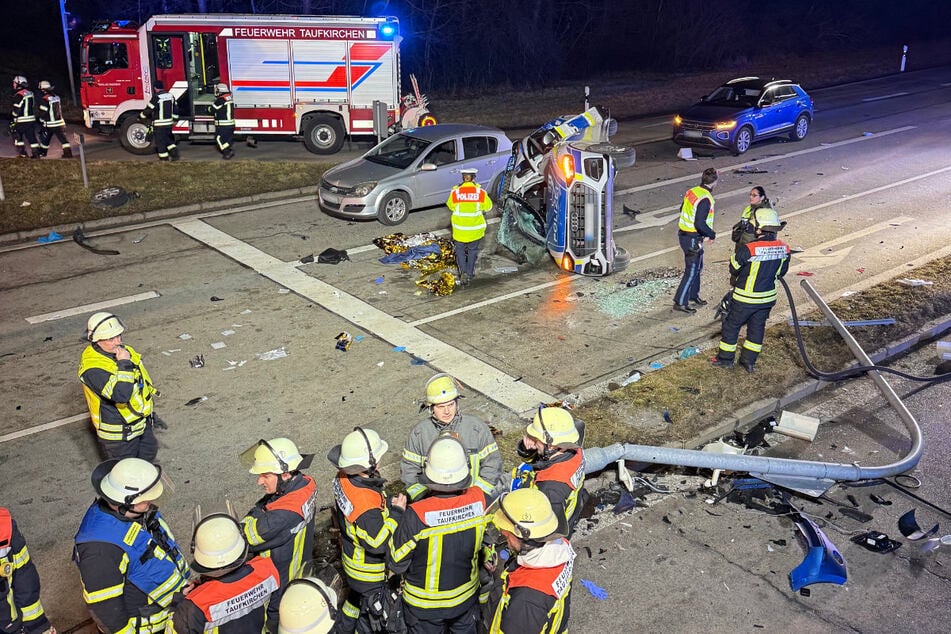 Laut ersten Mitteilungen war das Polizeiauto mit hoher Geschwindigkeit und Sondersignalen in dem Kreuzungsbereich unterwegs.