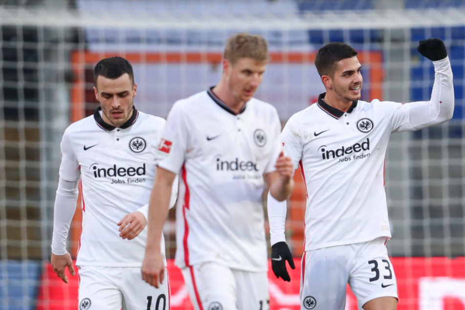 Filip Kostic, Martin Hinteregger und André Silva (v.l.) freuen sich über den souveränen Auswärtssieg.