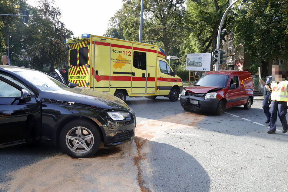 Auf der Kreuzung Weststraße/Reichsstraße krachten ein Audi und ein Peugeot zusammen.