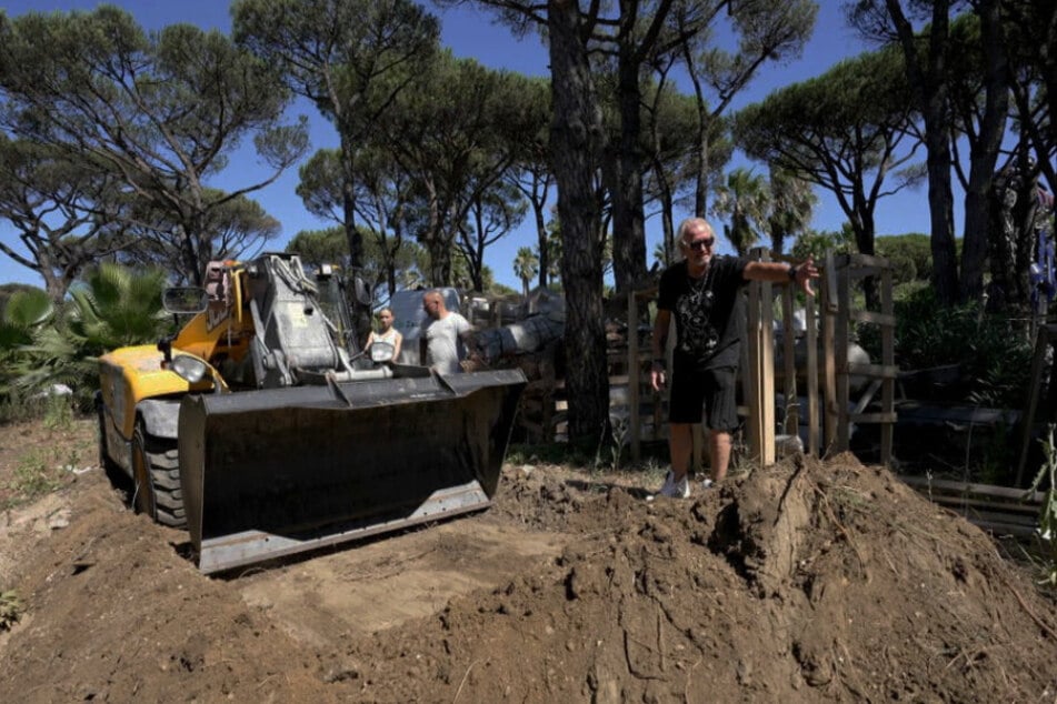 Auf dem Grundstück der neuen Geissens-Villa rollen nach monatelangem Baustopp wieder die Bagger.
