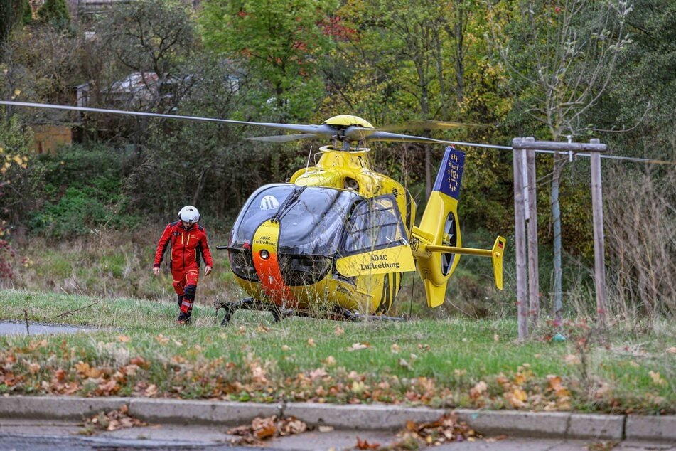 Ein Rettungshubschrauber landete am Dienstagmittag an der Straße Althaselbrunn in Plauen. Dort stürzte eine Radfahrerin.