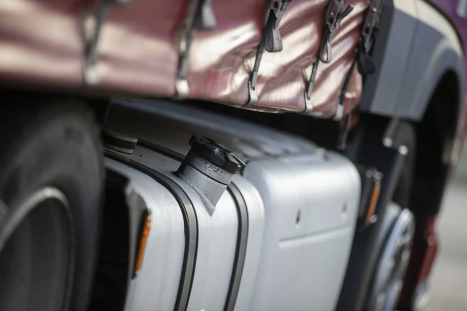 Der Lkw-Fahrer konnte die Kollision mit dem Unbekannten trotz einer Vollbremsung nicht mehr verhindern. (Symbolfoto)