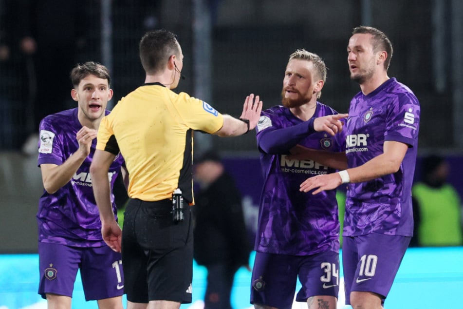 Für Aue-Rechtsverteidiger Pascal Fallmann (22, l.) war die Niederlage gegen Cottbus "nicht verdient".