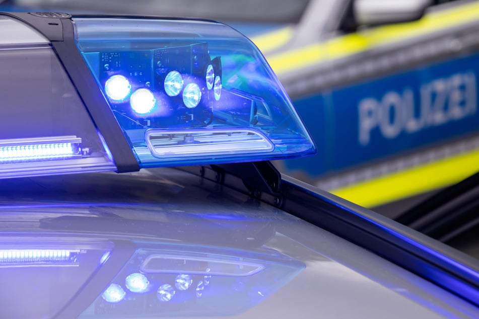 Die Polizei brach die Verfolgung zunächst aus Sicherheitsgründen ab, konnte die beiden Jugendlichen aber kurz darauf ausfindig machen. (Symbolbild)
