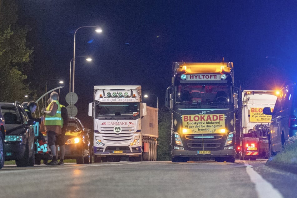 Mehrere Lastwagen hatten die Straße vor der Grenze vom dänischen Padborg ins deutsche Harrislee blockiert.