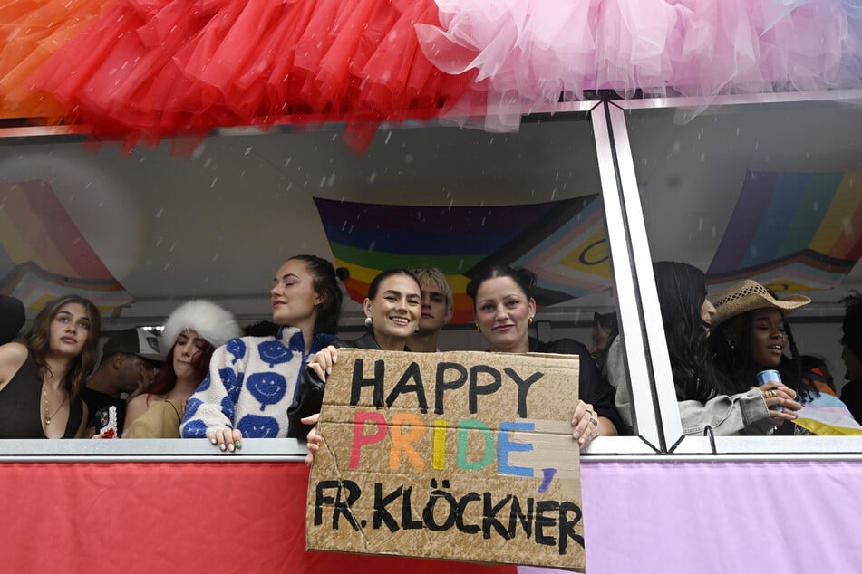 Bei der Demo ziehen 250 Gruppen mit etwa 60.000 Teilnehmerinnen und Teilnehmern durch Köln.