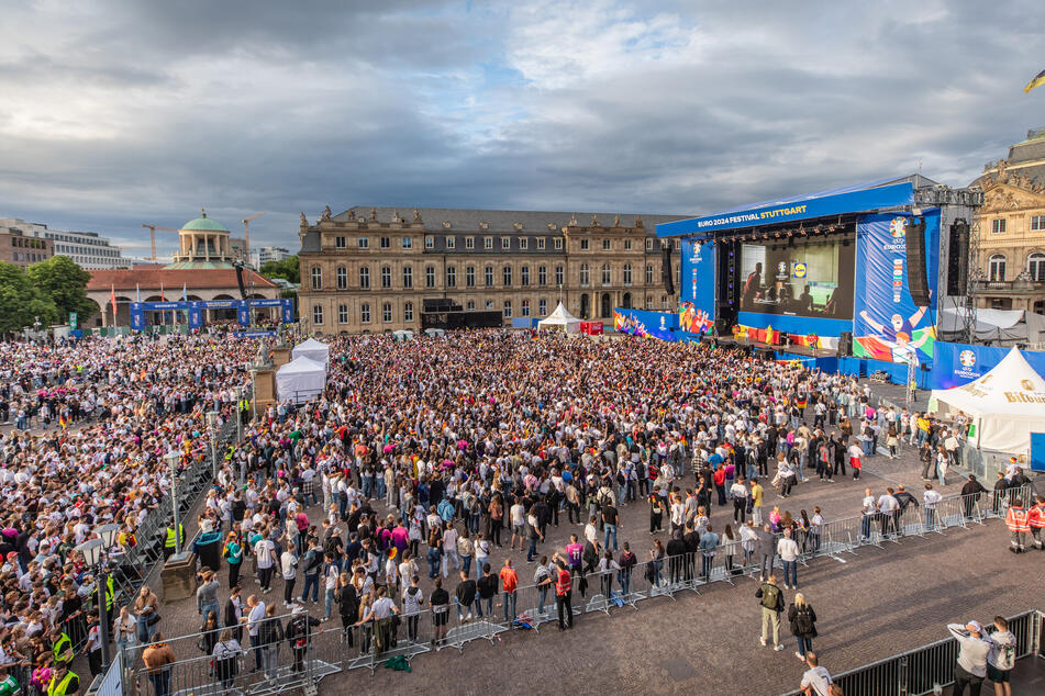 Auf dem Public Viewing auf dem Schlossplatz in Stuttgart versammelten sich tausende Menschen.