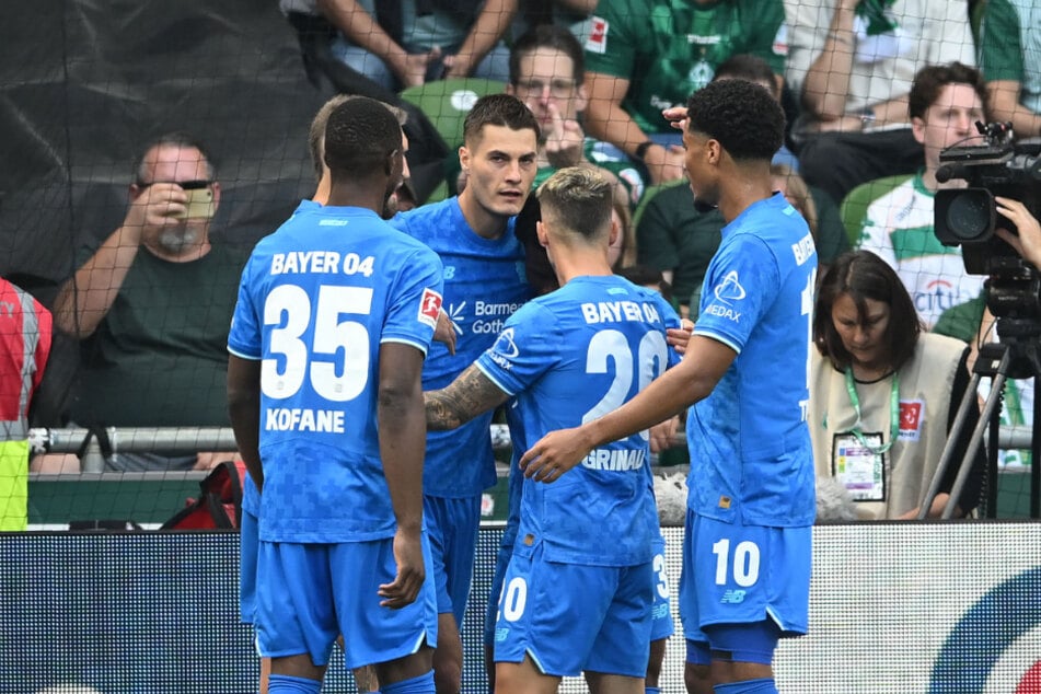 Die Leverkusener könnten sich im Sommer womöglich schon einen neuen Ersatz für Stammspieler Patrik Schick (2.v.l.) suchen.