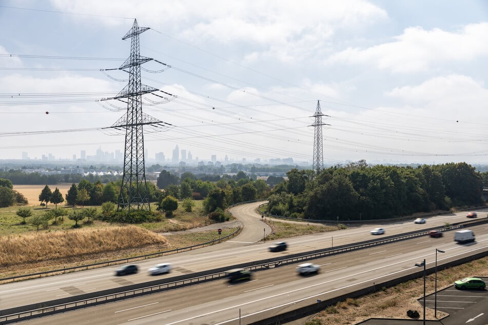 Der ADAC rechnet vor allem rund um Köln und das Ruhrgebiet mit langen Staus und viel Verkehr. (Symbolbild)