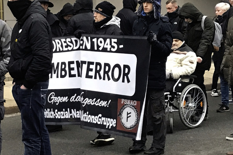 Die Freiheitlich-Sozial-Nationale-Aktions-Gruppe war am Samstag auch in Dresden bei der Demo vertreten.