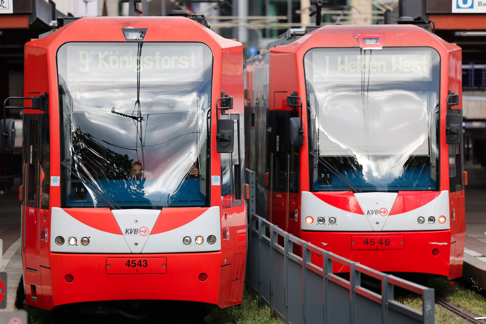 Aufgrund von Sicherheitsbedenken dürfen Kölnerinnen und Kölner ab dem 1. März keine E-Tretroller mehr in die Bahnen und Busse der KVB mitnehmen.