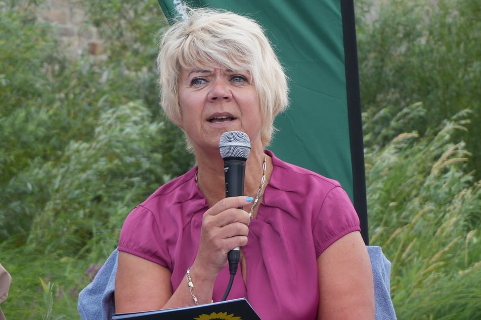 Grünen-Fraktionsvorsitzende Cornelia Lüddemann (57) fordert den sofortigen Stopp des Ausbaus der Elbe zugunsten der Binnenschifffahrt.