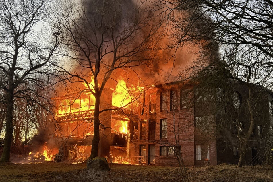 Bei einem Brand in einem Einfamilienhaus in Hennstedt (Kreis Dithmarschen) ist eine Person ums Leben gekommen.