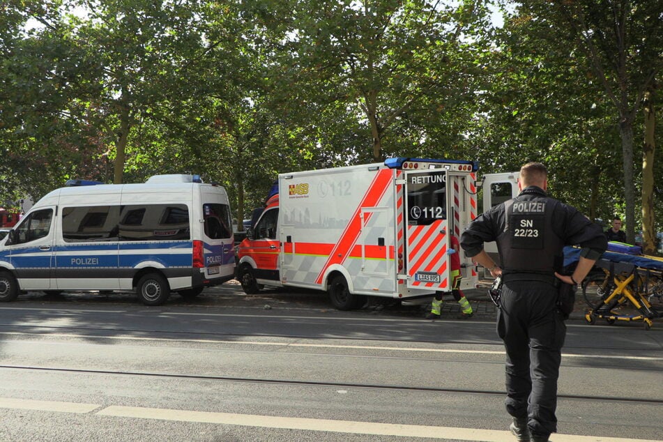 Ein 19-Jähriger verletzte sich auf der Flucht vor der Polizei. Er wurde in eine Klinik gebracht.