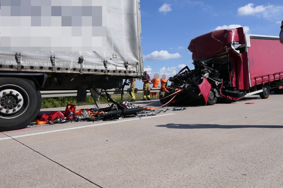 Unfall A14: Transporter fährt auf Sattelzug auf: Schwerer Unfall sorgt für Stau auf A14