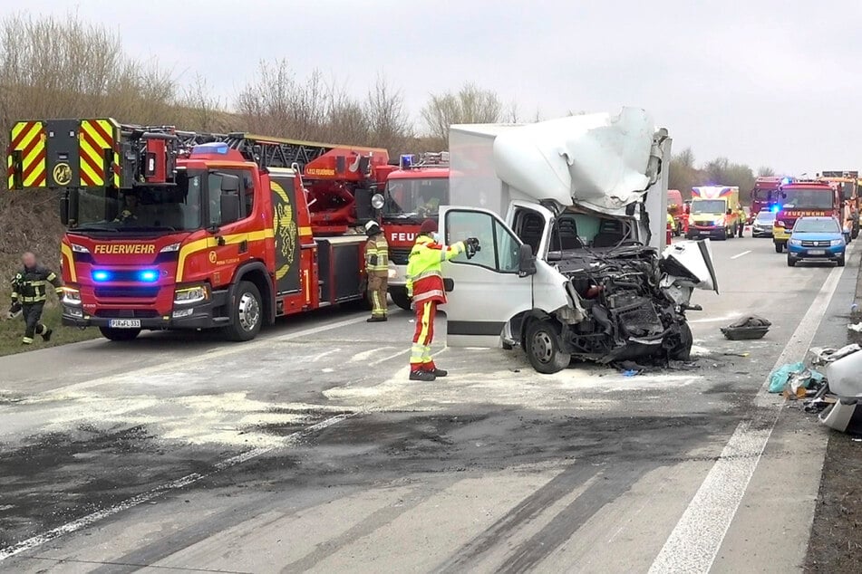 Der Transporter war nach dem Unfall schrottreif, die A17 voll gesperrt.