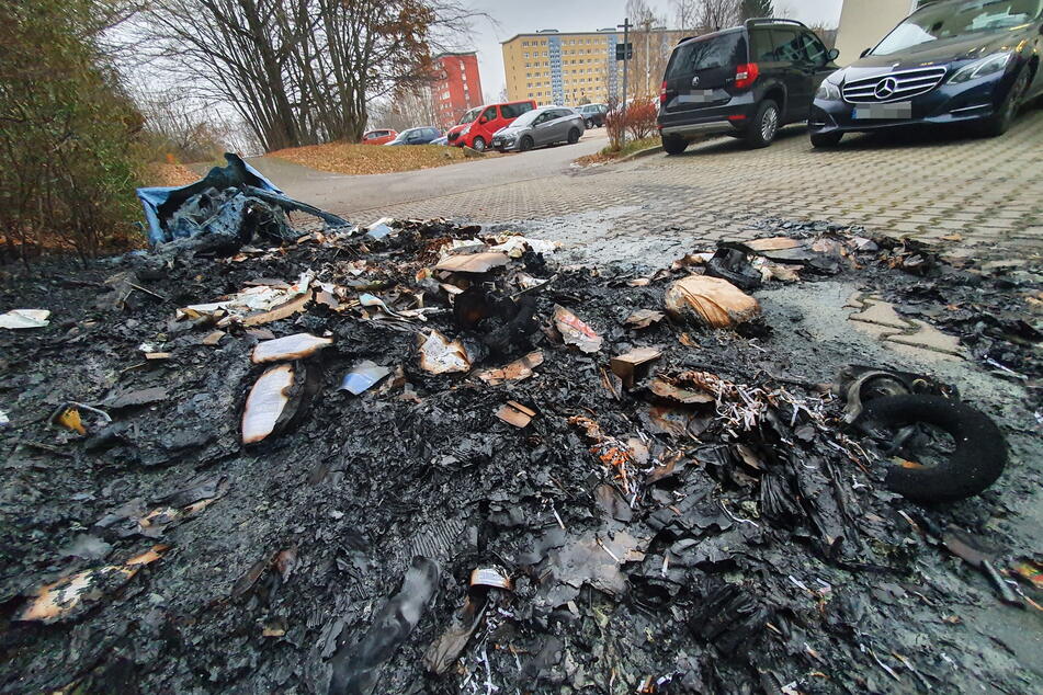 Brandstiftung in der Chopinstraße. Die Polizei schnappte eine Tatverdächtige (20). Sie soll auch für die Schmierereien an Blitzern verantwortlich sein.