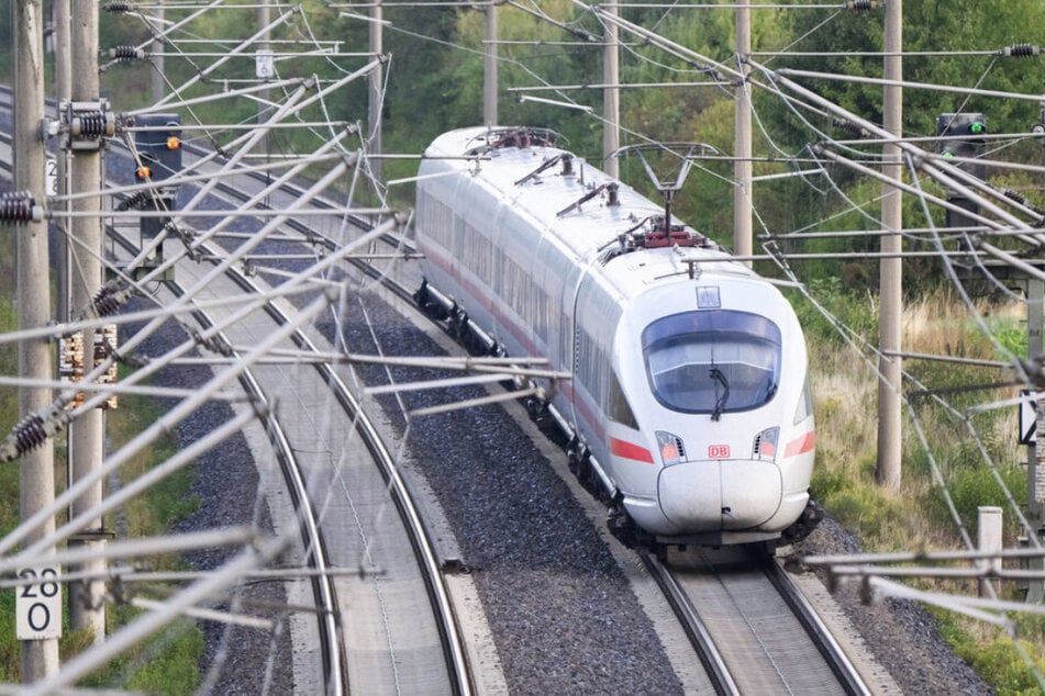 Der 37-Jährige hatte in ein Zugabteil eines ICE uriniert. (Symbolfoto)