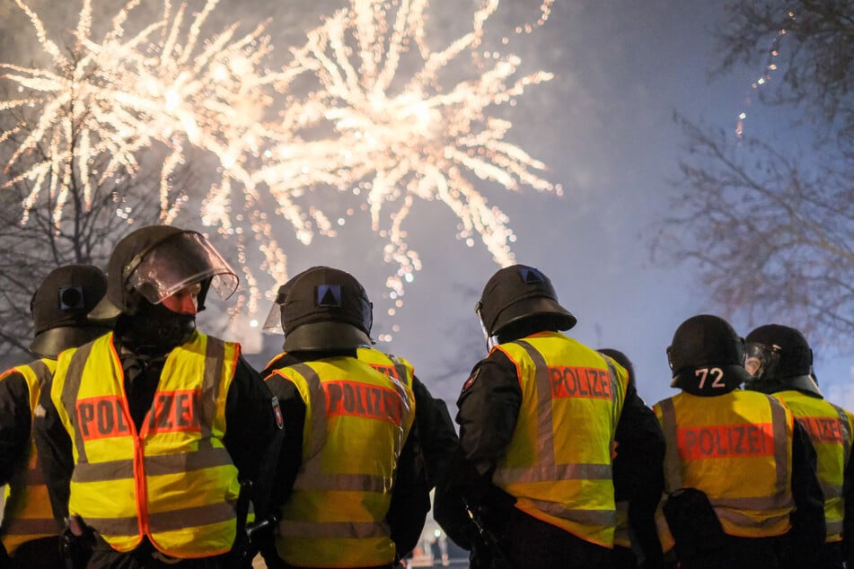 Die Silvesternacht ist für die Polizei im Land mit zahlreichen teils unberechenbaren Einsätzen verbunden. (Symbolbild)