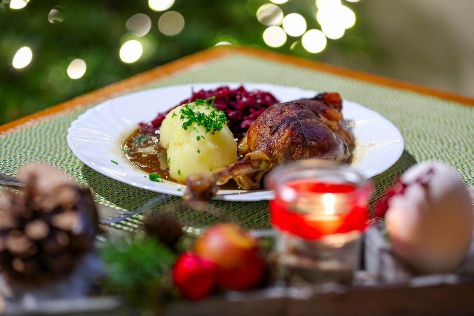 So sieht das perfekte Weihnachtsessen für viele Deutsche aus: Entenkeule, Klöße und Rotkohl - ein Klassiker.