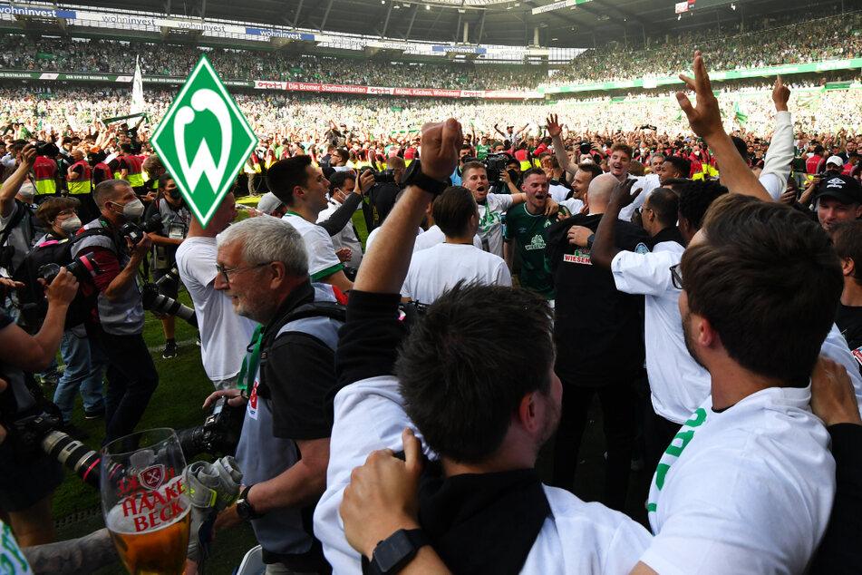Platzsturm nach Werder-Aufstieg: 20 Verletzte im Weserstadion!