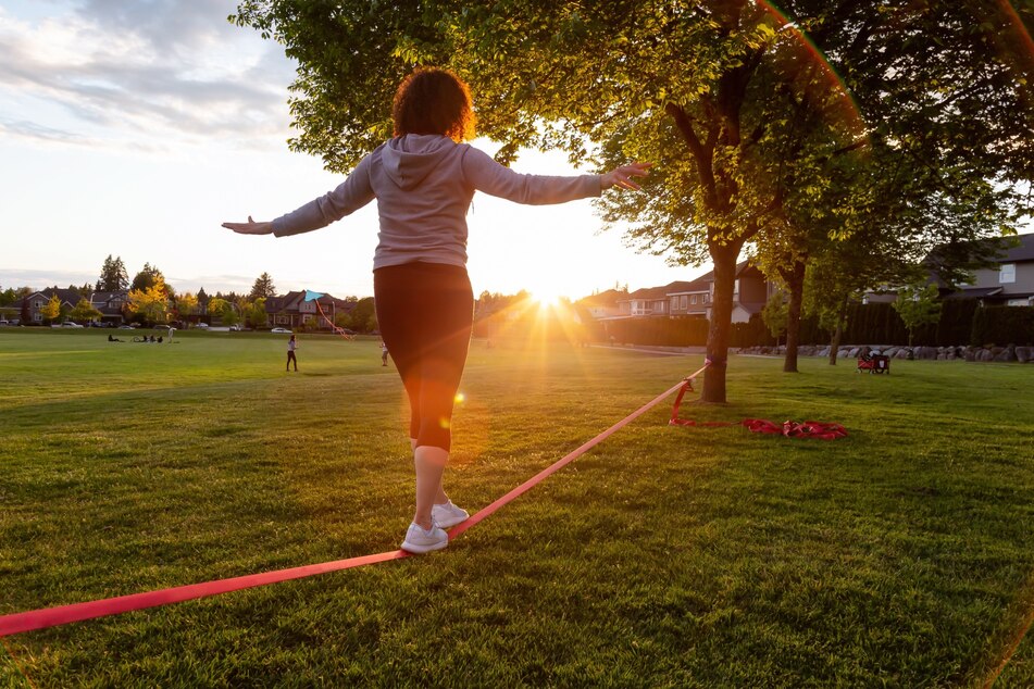 Wer aktiv sein und im Park nicht nur herumsitzen möchte, kann sich auf der Slackline ausprobieren.