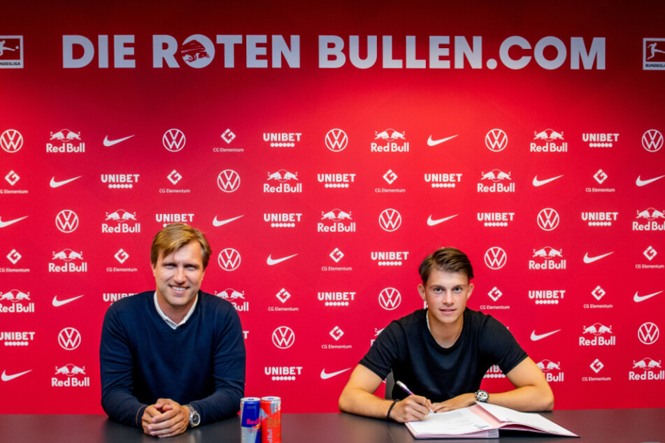 Offensivtalent Lazar Samardzic hat einen Vertrag bis 2025 bei RB Leipzig unterschrieben.