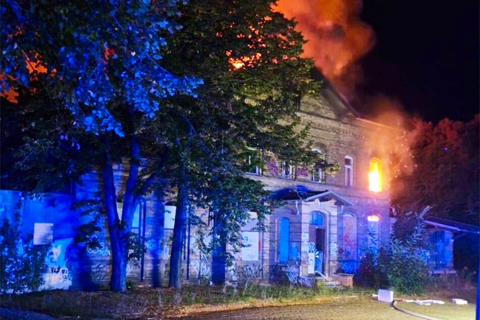 Bei dem Brand im ehemaligen Bahnhof in Raguhn erwischte die Polizei die beiden Feuerteufel.