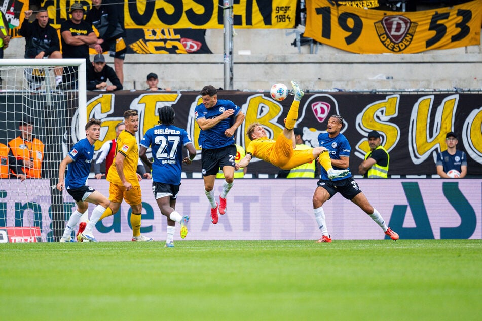 Luca Herrmann (26, 2.v.r.) setzt zum Kunstschuss an - und ballert Dynamo ins Glück.