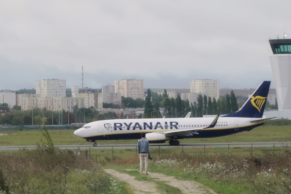 Eine Ryanair-Maschine rollt über die Startbahn.