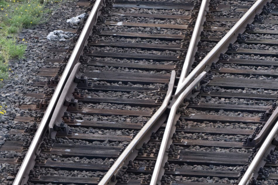 Am Bahnhof in Köln-Mülheim muss derzeit eine Weiche repariert werden. (Symbolbild)