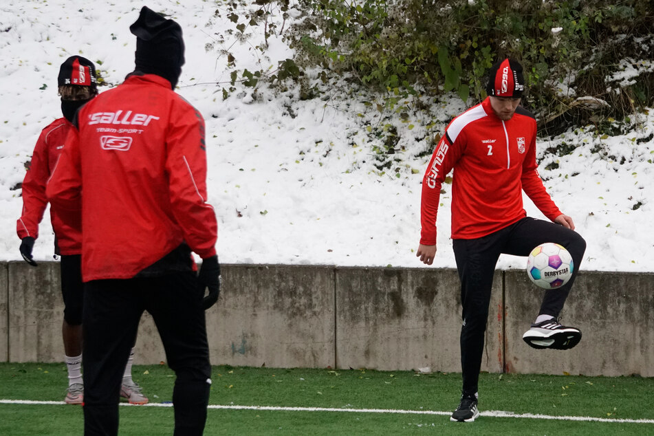 Ben-Luca Moritz (23, r.) wird bis 2025 das Trikot des FC Rot-Weiß Erfurt tragen.