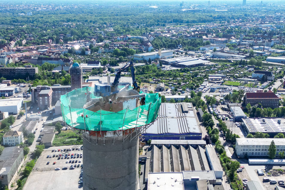 Zunächst war geplant, den Turm zu sprengen. Dies sei jedoch aus wirtschaftlichen Gründen verworfen worden, hieß es.