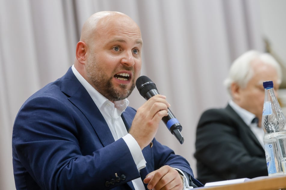 Der AfD-Landesvorsitzende Markus Frohnmaier kam dank der Störer als gemäßigt und vernünftig rüber.