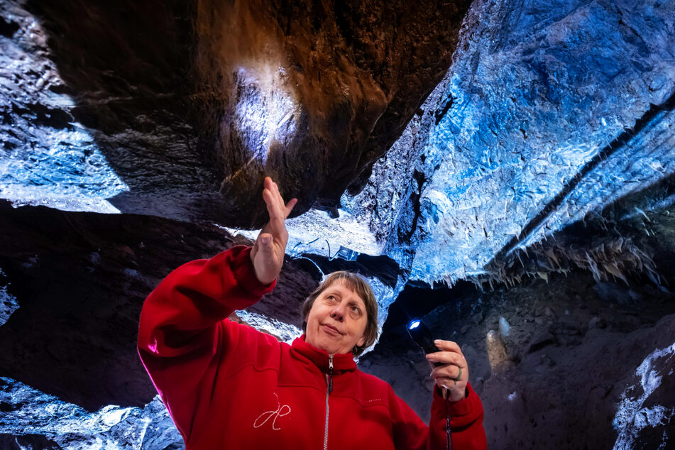 Regisseurin Heidrun Bauer (62) in der Tropfsteinhöhle.