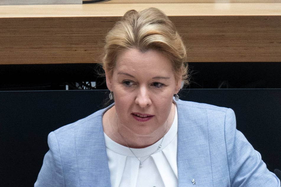 Berlins Wirtschaftssenatorin Franziska Giffey (48, SPD) will gegen das Müll-Problem in der Hauptstadt vorgehen.