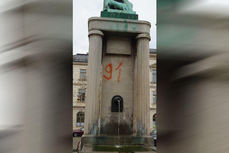Selbst der Diana-Brunnen, ein Wahrzeichen von Großenhain, wurde beschmiert.