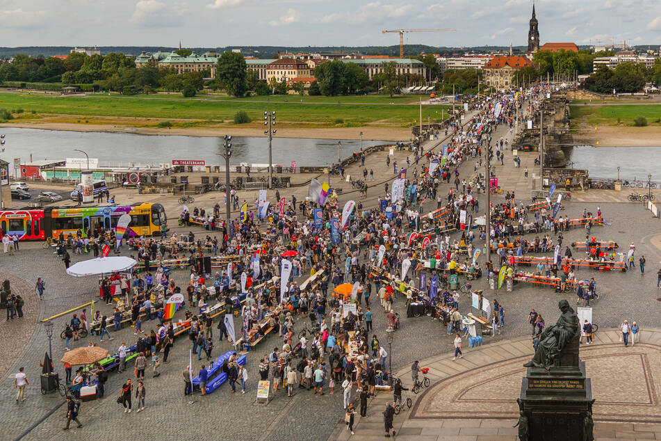 Die sternförmige Tafelformation von "Dresden is(s)t bunt" zieht sich vom Schlossplatz bis über die Augustusbrücke.