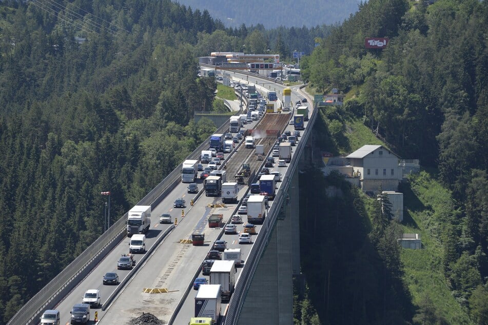 Auf der Europabrücke der Brennerautobahn stehen Autos im Stau. Schlimmer wird es wohl noch am kommenden Wochenende werden.