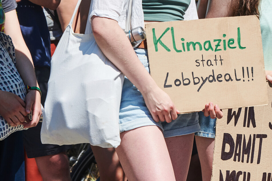 Das Foto zeigt Fridays for Future-Demonstranten am Freitag in Berlin – auch in Hessen gingen die Klimaschützer wieder auf die Straße.