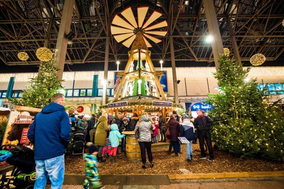 Die große Punschpyramide auf dem Weihnachtsmarkt im Chemnitz Center.