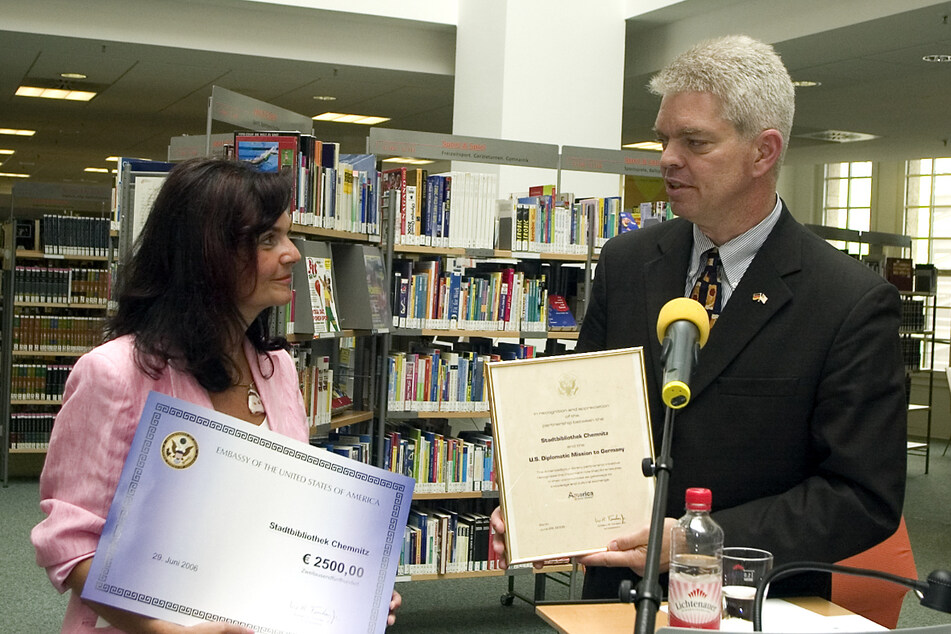 Spende für Bibliothekschefin Elke Beer: US-Generalkonsul Mark D. Scheland eröffnete in Chemnitz die Aktion "America @ your library".