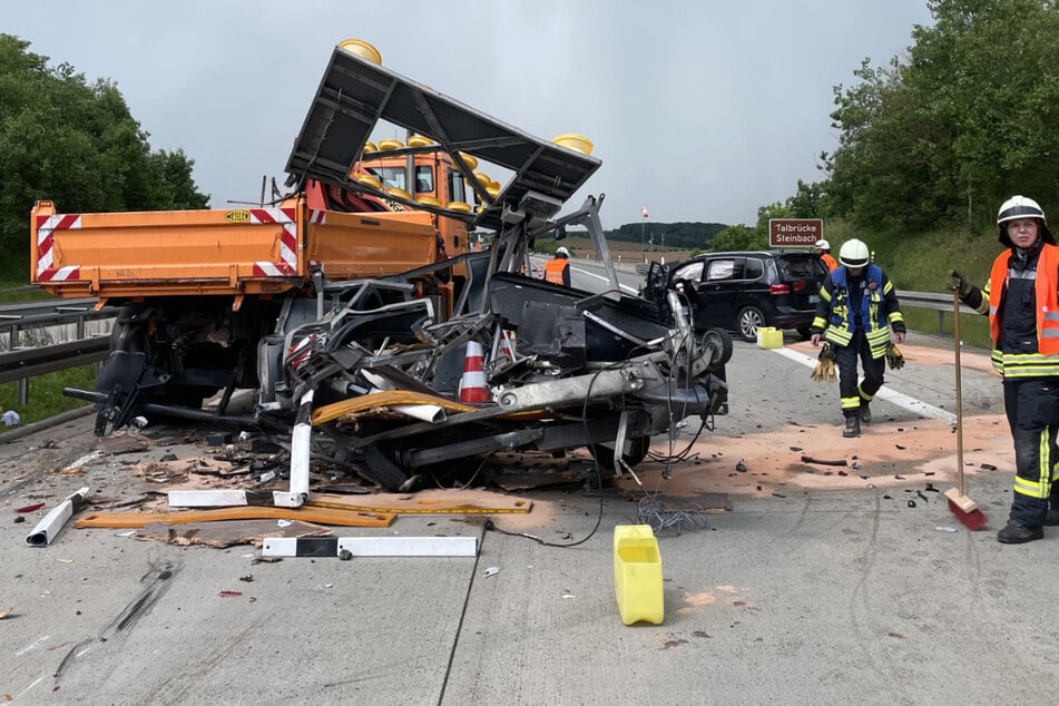 Unfall A38: Schwerer Unfall auf A38: VW-Fahrer kracht im Baustellenbereich in Schilderwagen