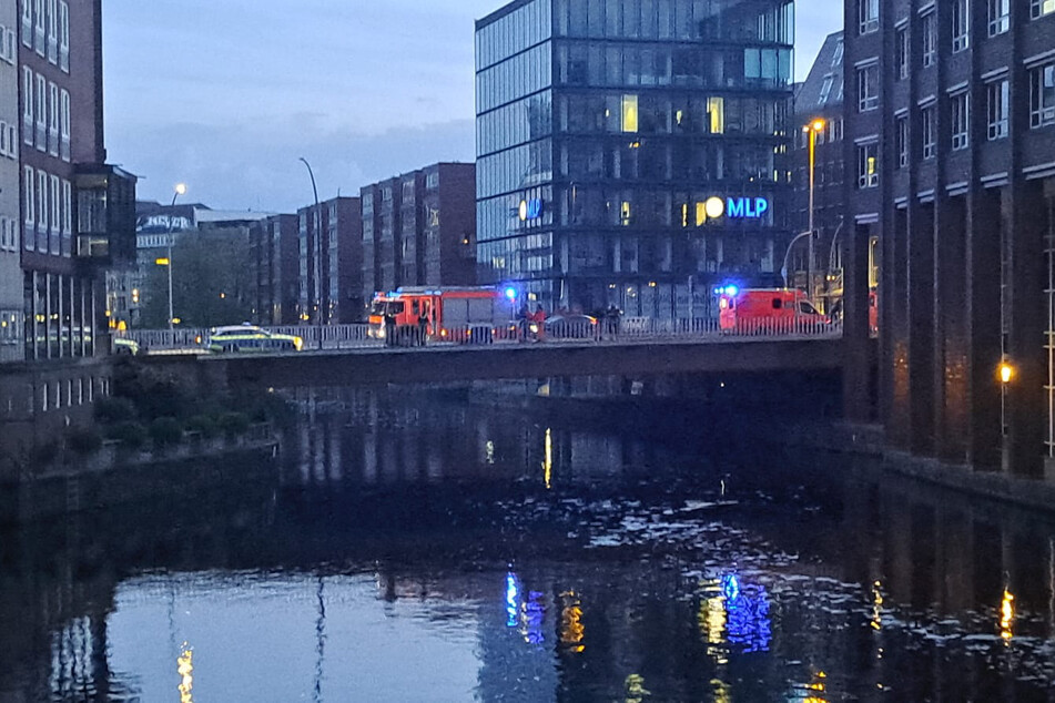 Hamburg: Nach Zeugenhinweis: Polizei und Feuerwehr suchen nach lebloser Person im Wasser